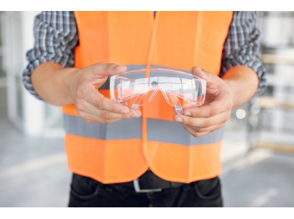 Lunettes de protection : guide complet pour choisir et utiliser le bon équipement au travail